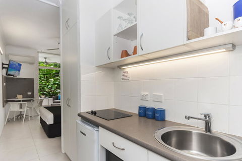 By The Sea Port Douglas - Kempsey Accommodation 13