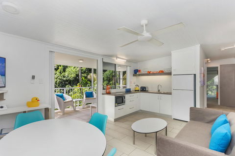 By The Sea Port Douglas - Kempsey Accommodation 8