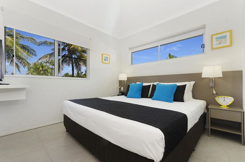 By The Sea Port Douglas - Kempsey Accommodation 17