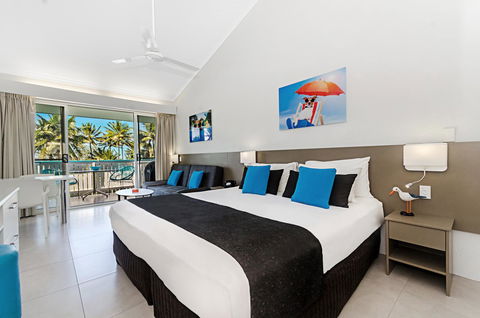 By The Sea Port Douglas - Kempsey Accommodation 4