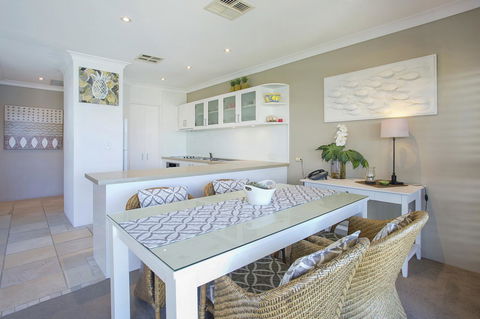 Noosa Shores Resort - Kempsey Accommodation 24