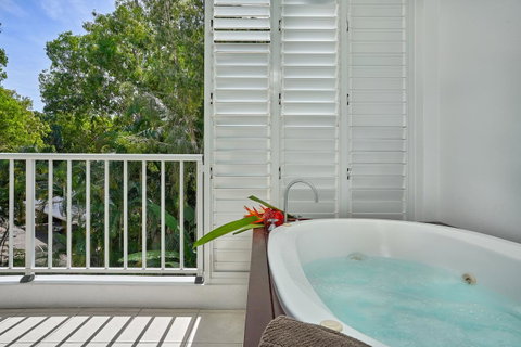 Palm Cove Paradise - Couples Spa Beach Getaway - Kempsey Accommodation 3