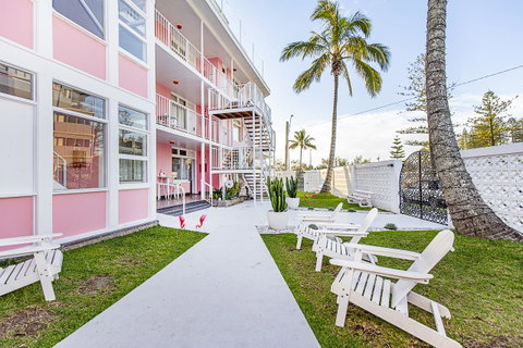 The Pink Hotel Coolangatta - Kempsey Accommodation 0