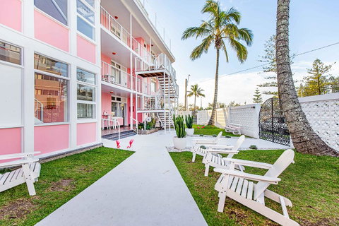 The Pink Hotel Coolangatta - Kempsey Accommodation 2