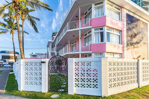 The Pink Hotel Coolangatta - Kempsey Accommodation 1