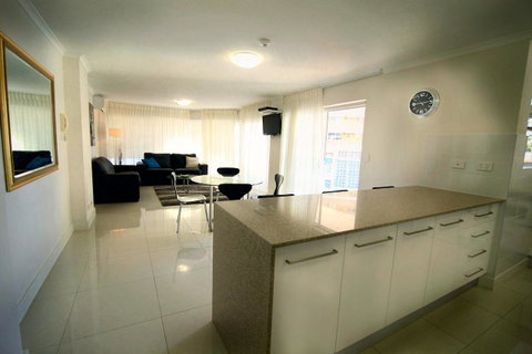 Grosvenor Beachfront Apartments Surfers Paradise - Kempsey Accommodation 3