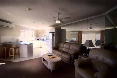 Grosvenor Beachfront Apartments Surfers Paradise - Kempsey Accommodation 9
