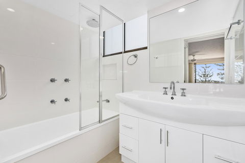 Columbia Beachfront Apartments On Rainbow Bay - Kempsey Accommodation 24