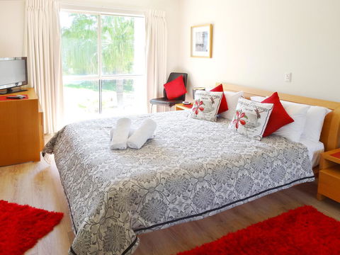 Waterfront Resort Villa With Buggy - Kempsey Accommodation 12