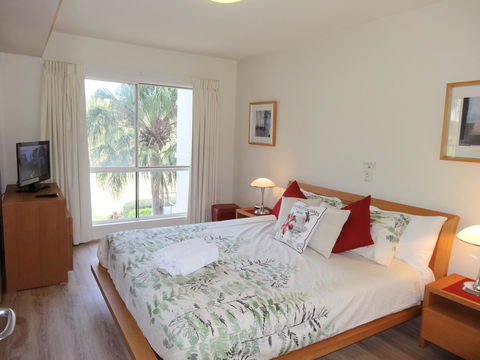 Waterfront Resort Villa With Buggy - Kempsey Accommodation 15