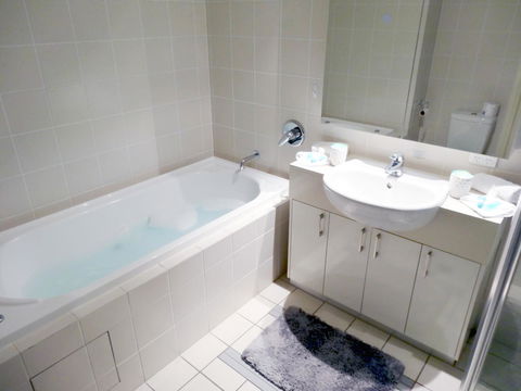 Waterfront Resort Villa With Buggy - Kempsey Accommodation 10