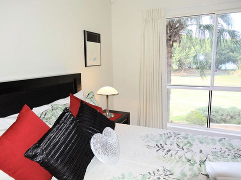 Waterfront Resort Villa With Buggy - Kempsey Accommodation 11
