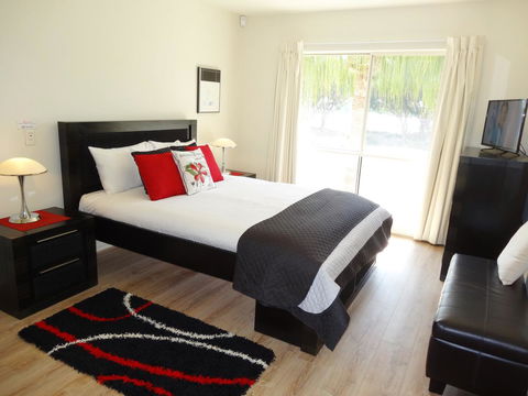 Waterfront Resort Villa With Buggy - Kempsey Accommodation 9