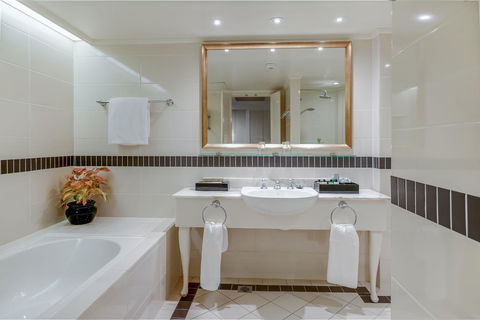 InterContinental Sanctuary Cove Resort, An IHG Hotel - Kempsey Accommodation 5
