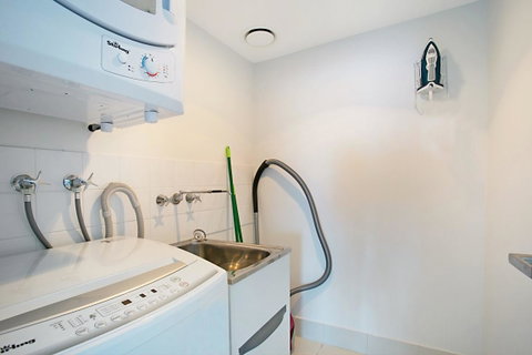 Number 1 H Residences - WiFi, Parking & More By Gold Coast Holidays - Kempsey Accommodation 1