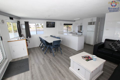 Coomera Houseboats - Kempsey Accommodation 8