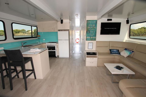 Coomera Houseboats - Kempsey Accommodation 9