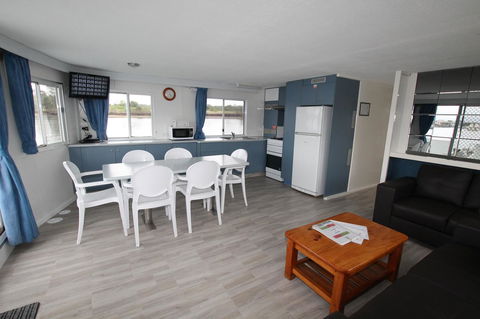 Coomera Houseboats - Kempsey Accommodation 5