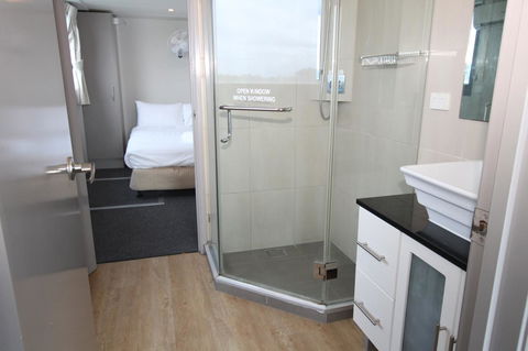 Coomera Houseboats - Kempsey Accommodation 23