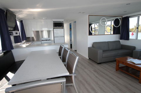 Coomera Houseboats - Kempsey Accommodation 15