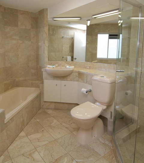 Surfers Mayfair - Kempsey Accommodation 10