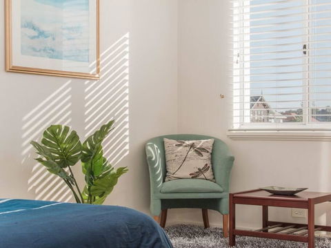 Waters Edge Apartment With Jetty - Kempsey Accommodation 2