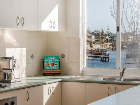 Waters Edge Apartment With Jetty - Kempsey Accommodation 3