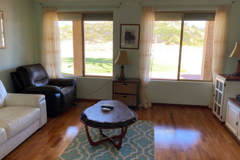 Whispering Palms - Kempsey Accommodation 3