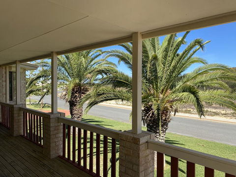 Whispering Palms - Kempsey Accommodation 1