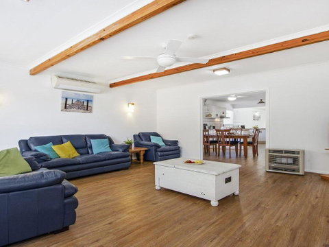 Whispering Waves - Relaxing Beach House - Kempsey Accommodation 2