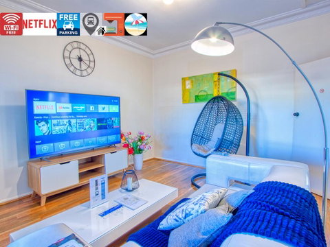 Wollongong Station Holiday House With Wi-Fi,75 Inch TV, Netflix,Parking,Beach - Kempsey Accommodation 0