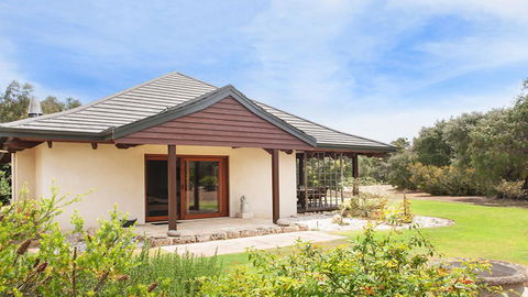 Yallingup Retreat - Kempsey Accommodation 2