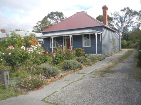 Yarram Cottage: Art And Accommodation - Kempsey Accommodation 1