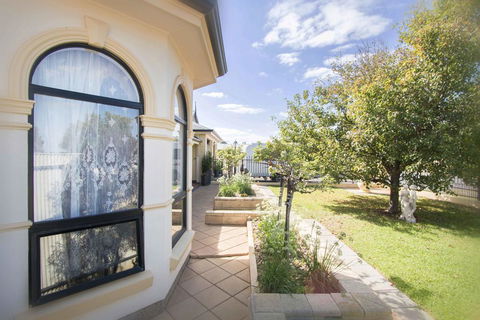 Yellow Rose Cottage - Kempsey Accommodation 2