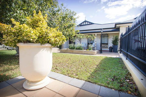 Yellow Rose Cottage - Kempsey Accommodation 1