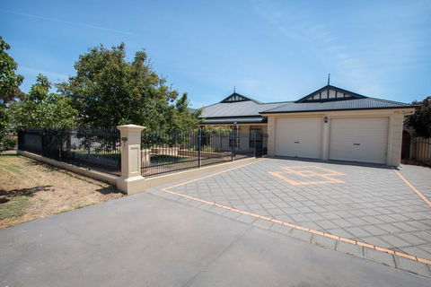 Yellow Rose Cottage - Kempsey Accommodation 0