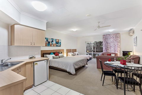 Zenith Studio, Unit 3/10 Messines Street - Kempsey Accommodation 0