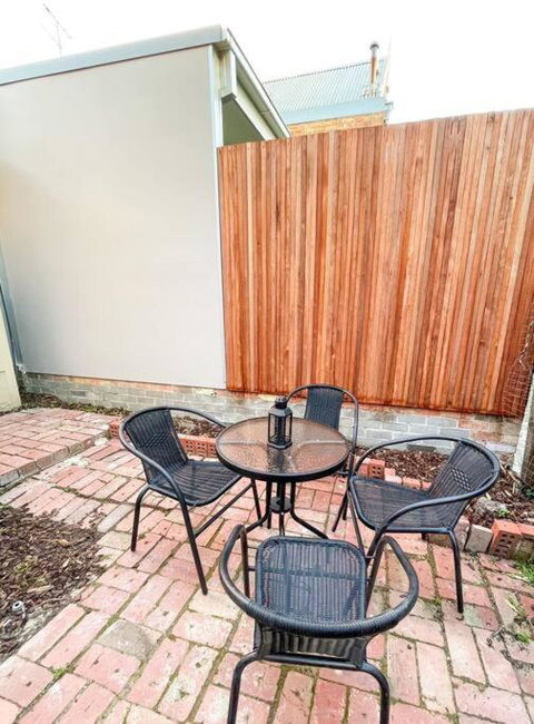 A Beautiful Terrace House With Parking & Courtyard - Kempsey Accommodation 3