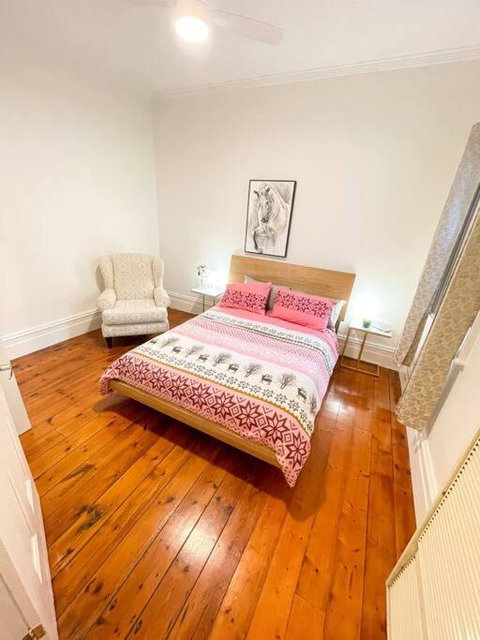 A Beautiful Terrace House With Parking & Courtyard - Kempsey Accommodation 4