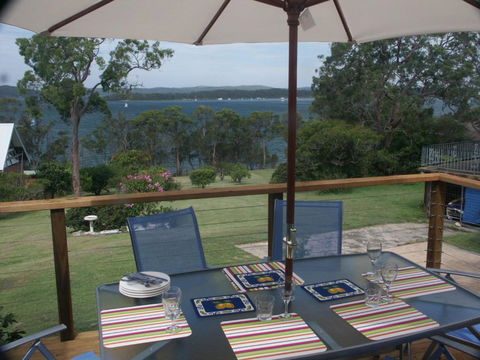 A LAKEHOUSE ESCAPE - A Waterfront Reserve On Shores Of Lake Macquarie - Kempsey Accommodation 1