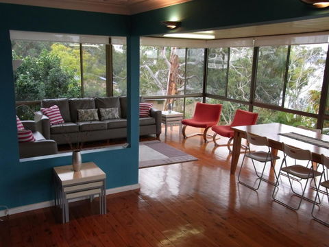A LAKEHOUSE ESCAPE - A Waterfront Reserve On Shores Of Lake Macquarie - Kempsey Accommodation 2
