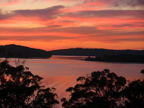 A LAKEHOUSE ESCAPE - A Waterfront Reserve On Shores Of Lake Macquarie - Kempsey Accommodation 0
