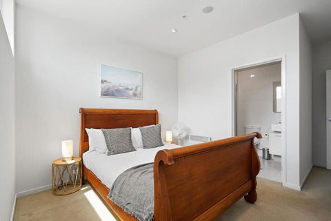 A River-side 2bdm Footscray Oasis + Parking - Kempsey Accommodation 3