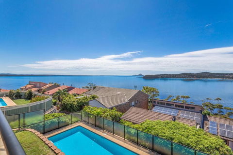 Above And Beyond - Beautiful Home With Heated Pool And Views - Kempsey Accommodation 3