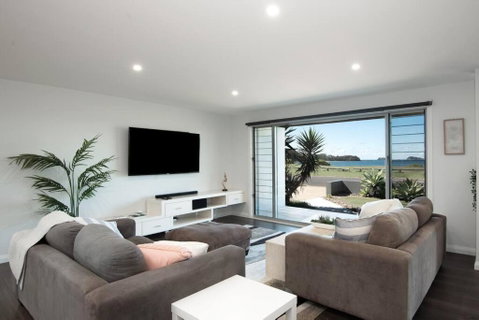 Absolute Waterfront, Amazing Views, Maloneys Beach - Kempsey Accommodation 1