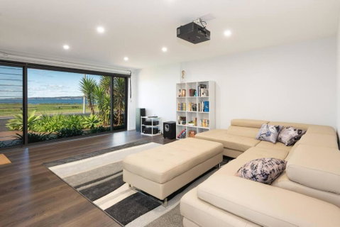 Absolute Waterfront, Amazing Views, Maloneys Beach - Kempsey Accommodation 2