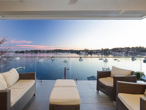 Absolute Waterfront Lakehouse Fishing Point Waterfront Pool Jetty - Kempsey Accommodation 2
