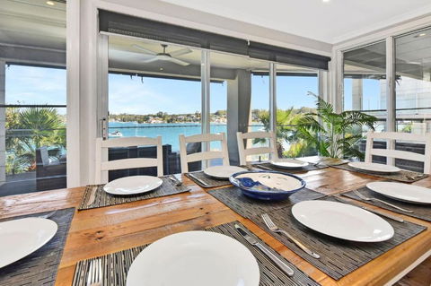 Absolute Waterfront Lakehouse Fishing Point Waterfront Pool Jetty - Kempsey Accommodation 4