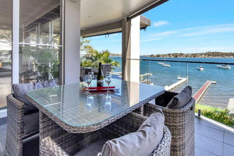 Absolute Waterfront Lakehouse Fishing Point Waterfront Pool Jetty - Kempsey Accommodation 3