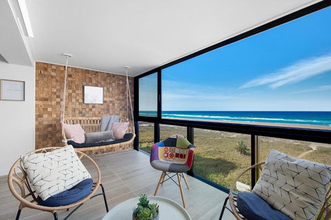 Absolutly Beachfront Surfers Paradise, Pure Shores! - Kempsey Accommodation 3